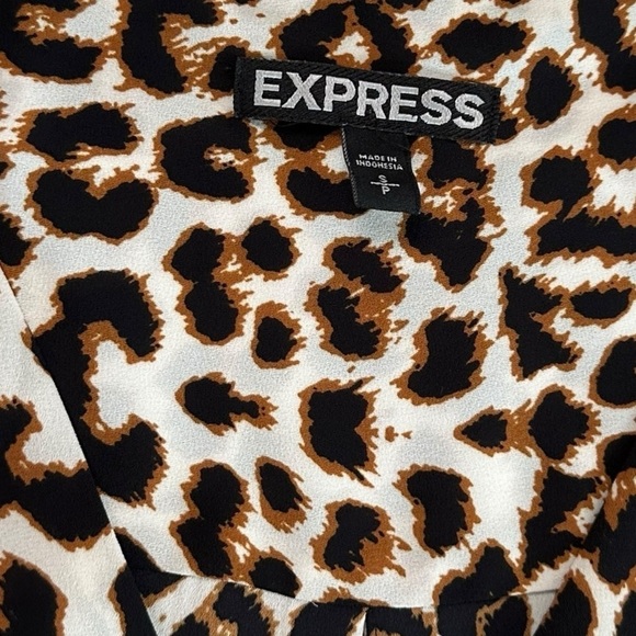 Express Women’s V-neck Animal Print Button Down Pull Up sleeve Top Size S/P - Picture 9 of 17